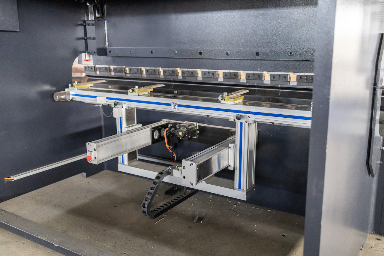 100t hidravlična CNC zavorna stiskalnica Crowning Cnc Press Brake Delem