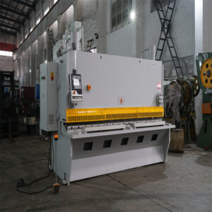 Stroj za striženje plošč iz bakrene jeklene pločevine 15 mm x 6000 mm naprodaj