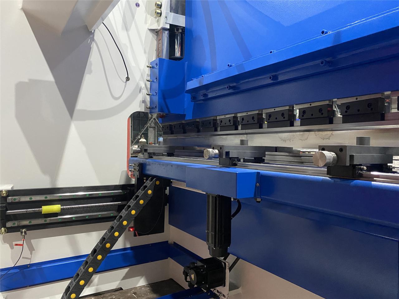 160t-4000 4-axis Cnc Hydraulic Bending Machine Press Brake 160t-4000 4-osni CNC hidravlični upogibni stroj Press Brake