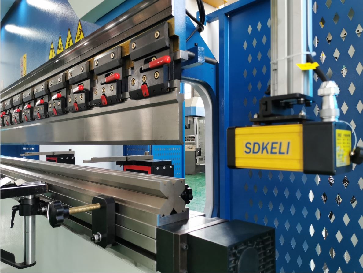 160t-4000 4-axis Cnc Hydraulic Bending Machine Press Brake 160t-4000 4-osni CNC hidravlični upogibni stroj Press Brake