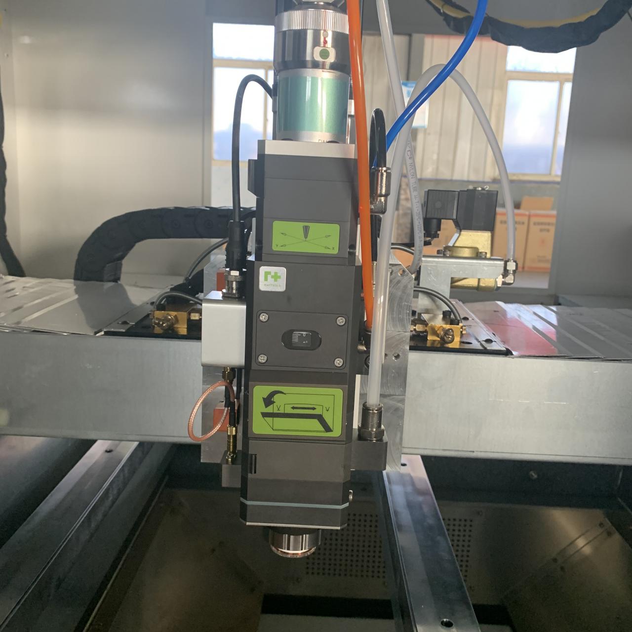 1kw 2kw Good Price Fiber Laser Cutting Machine For Sheet Metal 1kw 2kw stroj za lasersko rezanje pločevine po ugodni ceni