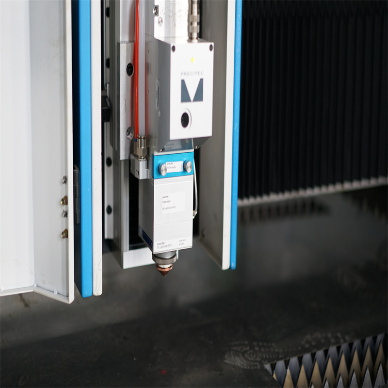 2000 W kovinski laserski rezalnik CNC stroj za lasersko rezanje pločevine z vlakni