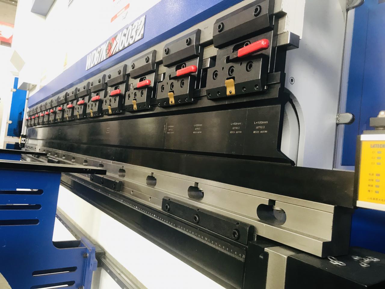 200t 300t Standardna industrijska stiskalnica CNC hidravlična stiskalnica