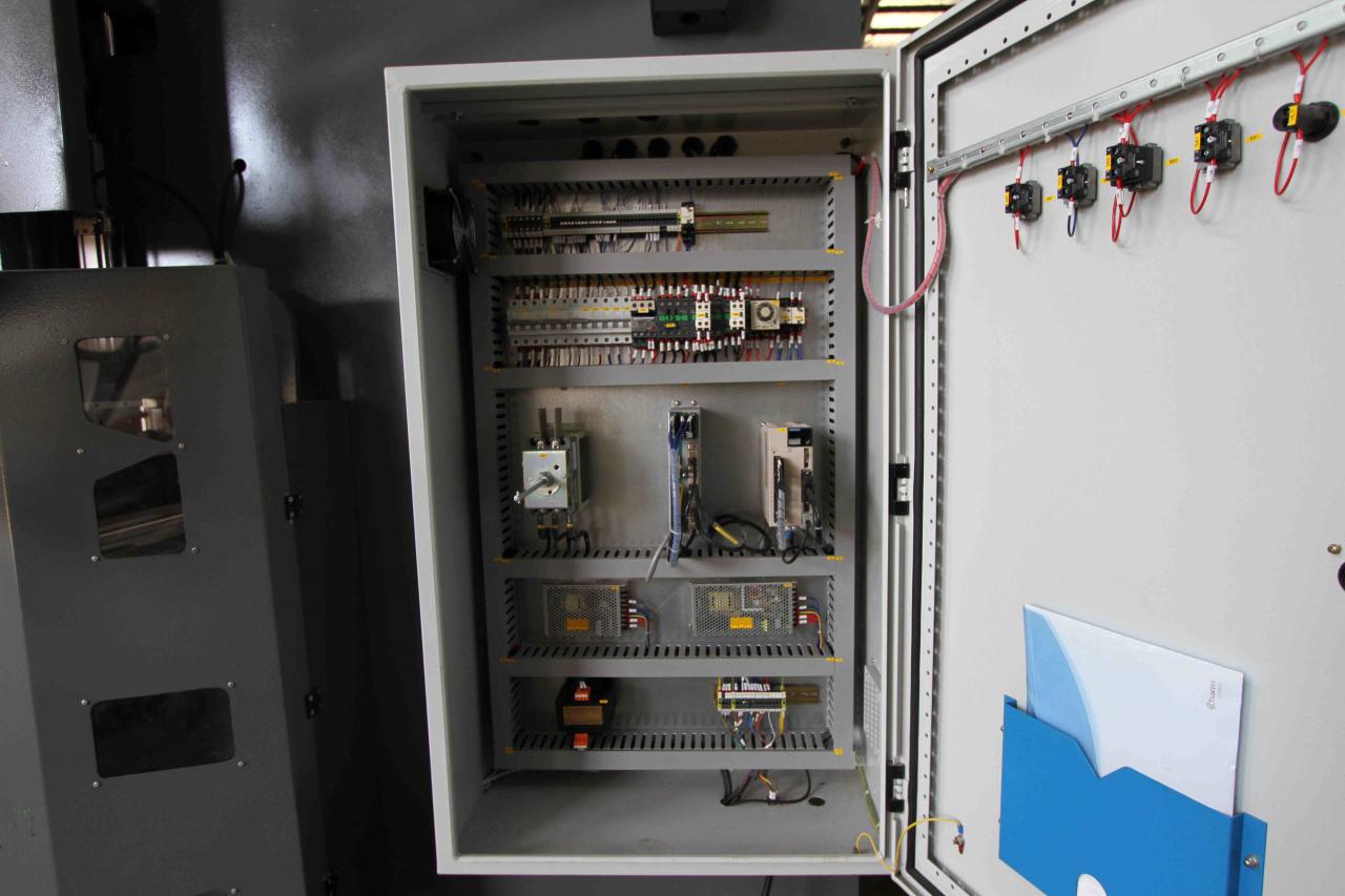 200t 300t Standardna industrijska stiskalnica CNC hidravlična stiskalnica