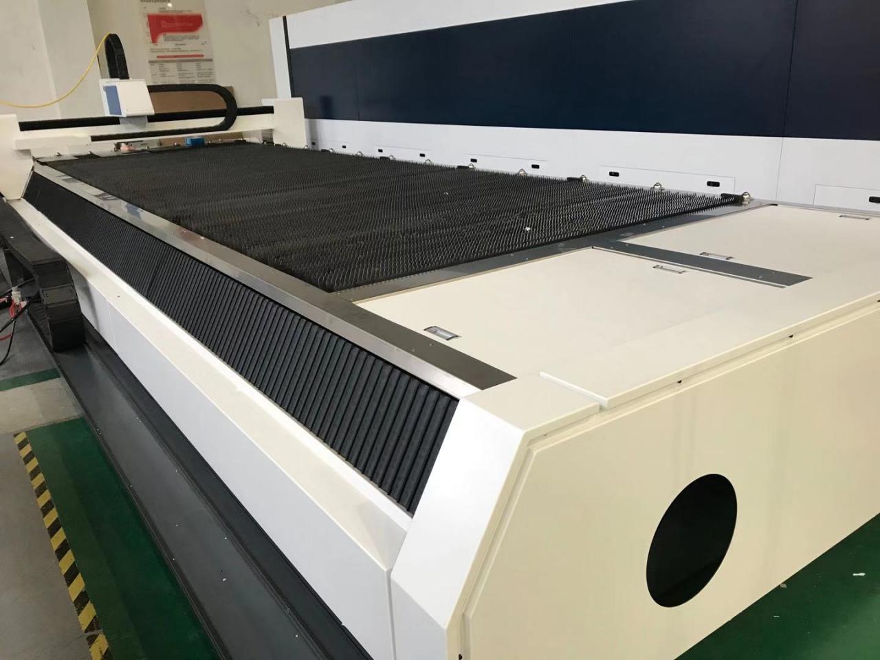 3015 4015 1kw To 6kw Cnc Fiber Laser Cutting Machine Raycus Laser Power 3015 4015 1kw do 6kw CNC stroj za lasersko rezanje vlaken Raycus Laser Power
