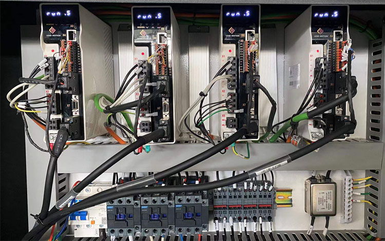 3015 Fiber Laser Cutting Machine For High-Speed Cutting Of 1-6mm Metal Materials Laserski stroj za rezanje vlaken 3015 za hitro rezanje 1-6 mm kovinskih materialov