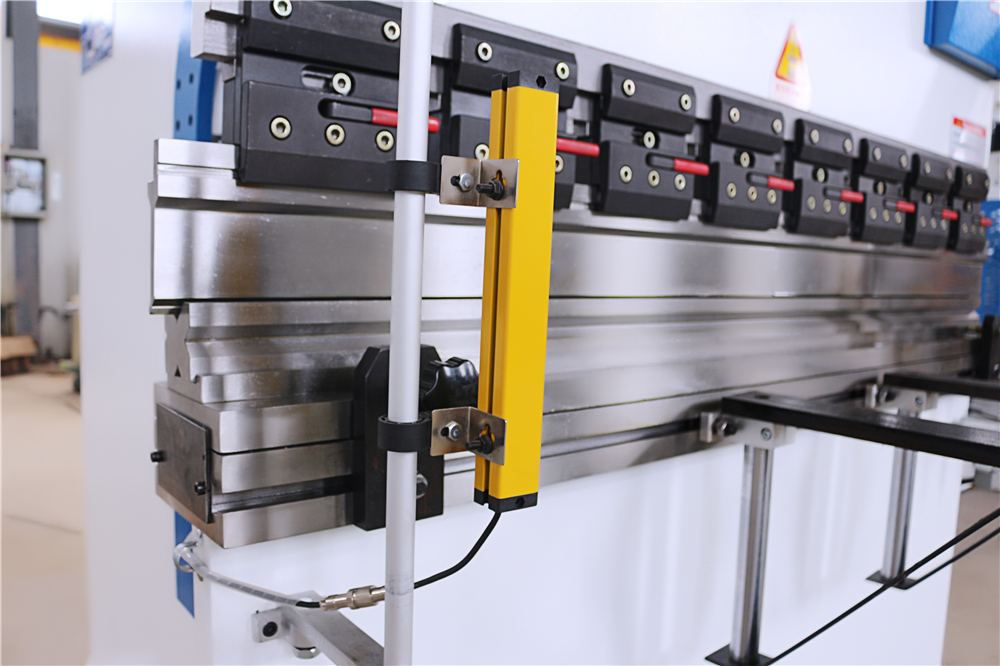 3+1 Axis Cnc Hydraulic Press Brake With Esa System 3+1-osna CNC hidravlična stiskalnica s sistemom Esa