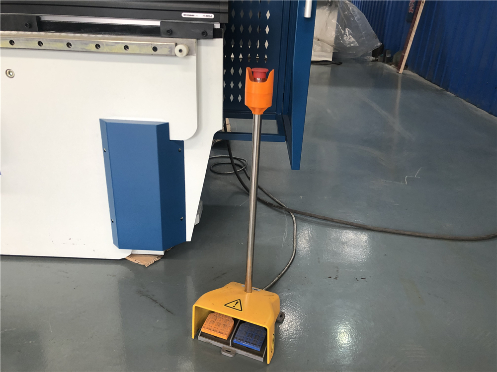 3+1 Axis Cnc Hydraulic Press Brake With Esa System 3+1-osna CNC hidravlična stiskalnica s sistemom Esa