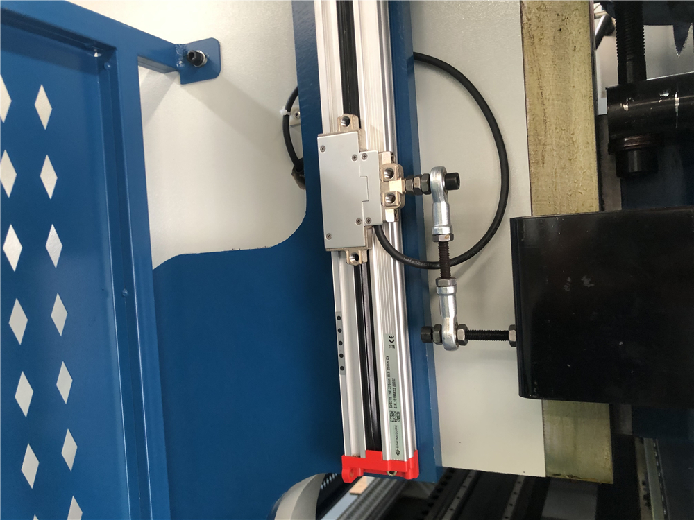 3+1 Axis Cnc Hydraulic Press Brake With Esa System 3+1-osna CNC hidravlična stiskalnica s sistemom Esa