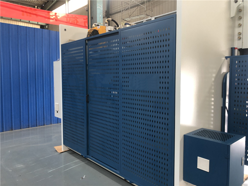 3+1 Axis Cnc Hydraulic Press Brake With Esa System 3+1-osna CNC hidravlična stiskalnica s sistemom Esa