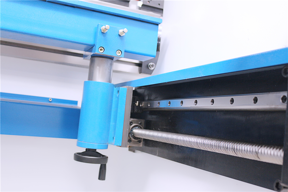 3+1 Axis Cnc Hydraulic Press Brake With Esa System 3+1-osna CNC hidravlična stiskalnica s sistemom Esa