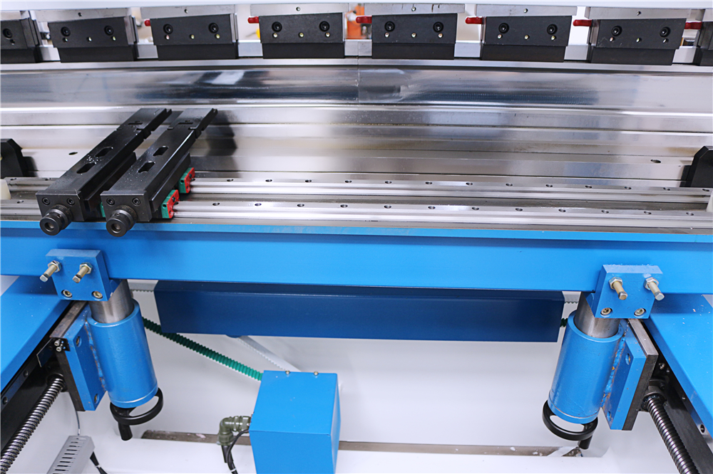 3+1 Axis Cnc Hydraulic Press Brake With Esa System 3+1-osna CNC hidravlična stiskalnica s sistemom Esa