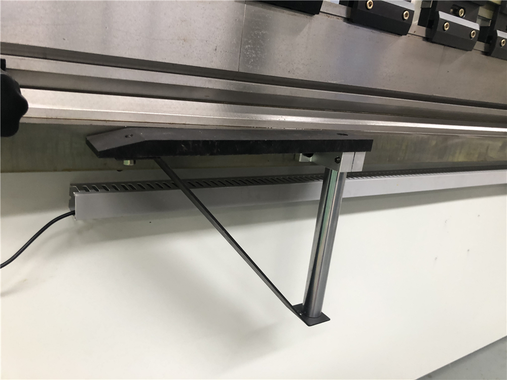 3+1 Axis Cnc Hydraulic Press Brake With Esa System 3+1-osna CNC hidravlična stiskalnica s sistemom Esa