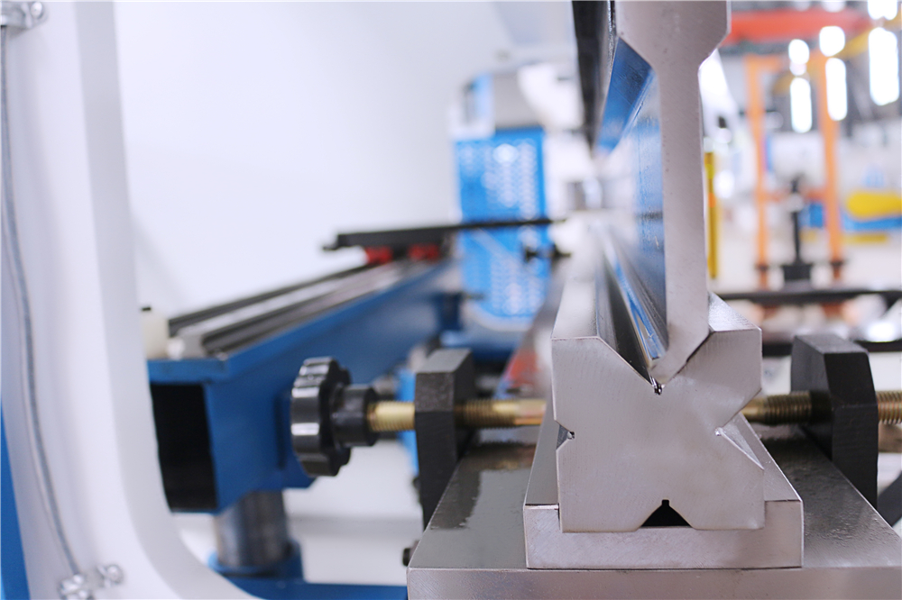 3+1 Axis Cnc Hydraulic Press Brake With Esa System 3+1-osna CNC hidravlična stiskalnica s sistemom Esa