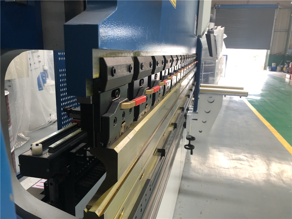 3+1 Axis Cnc Hydraulic Press Brake With Esa System 3+1-osna CNC hidravlična stiskalnica s sistemom Esa