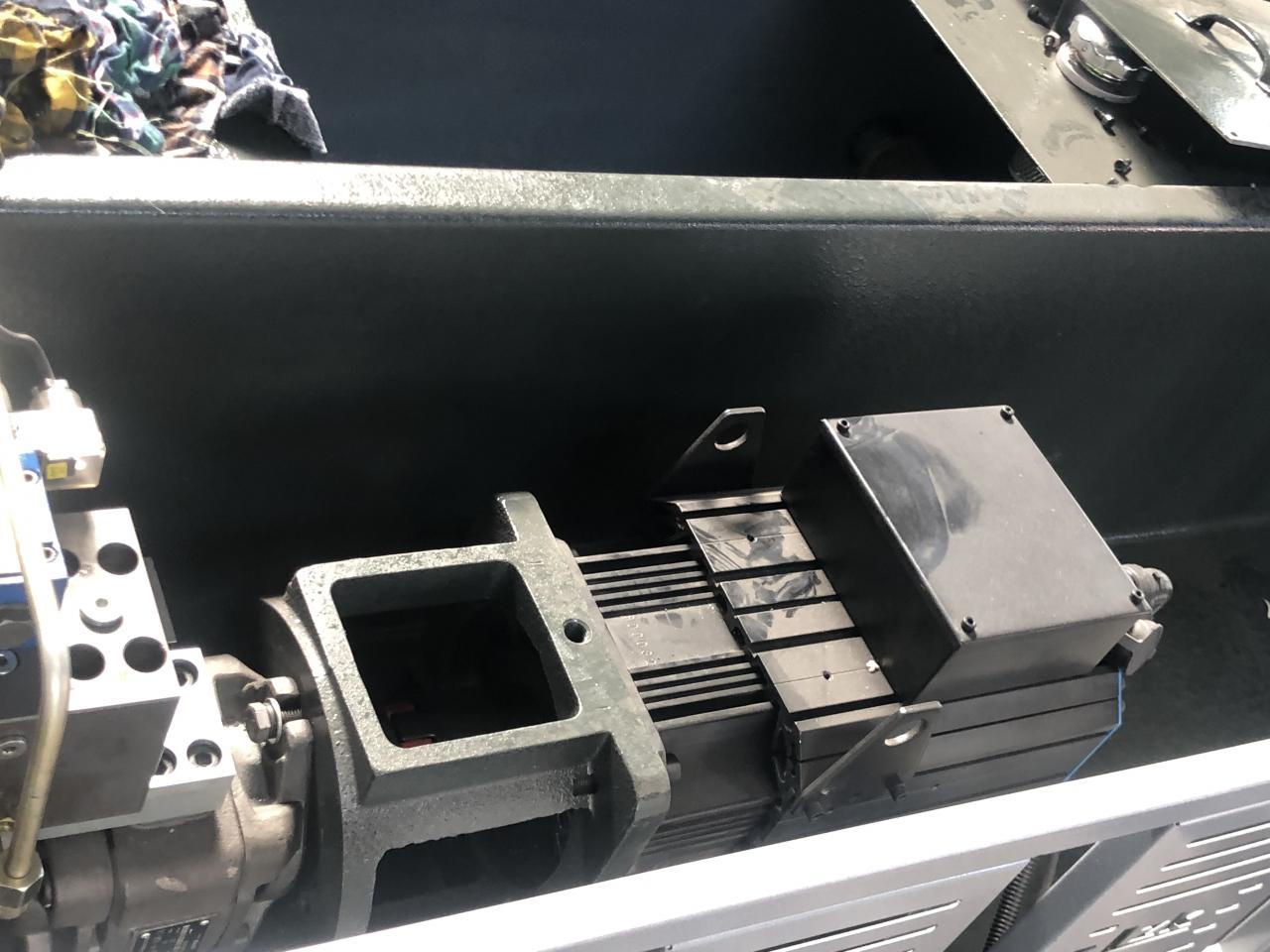 3+1 Axis Cnc Hydraulic Press Brake With Esa System 3+1-osna CNC hidravlična stiskalnica s sistemom Esa