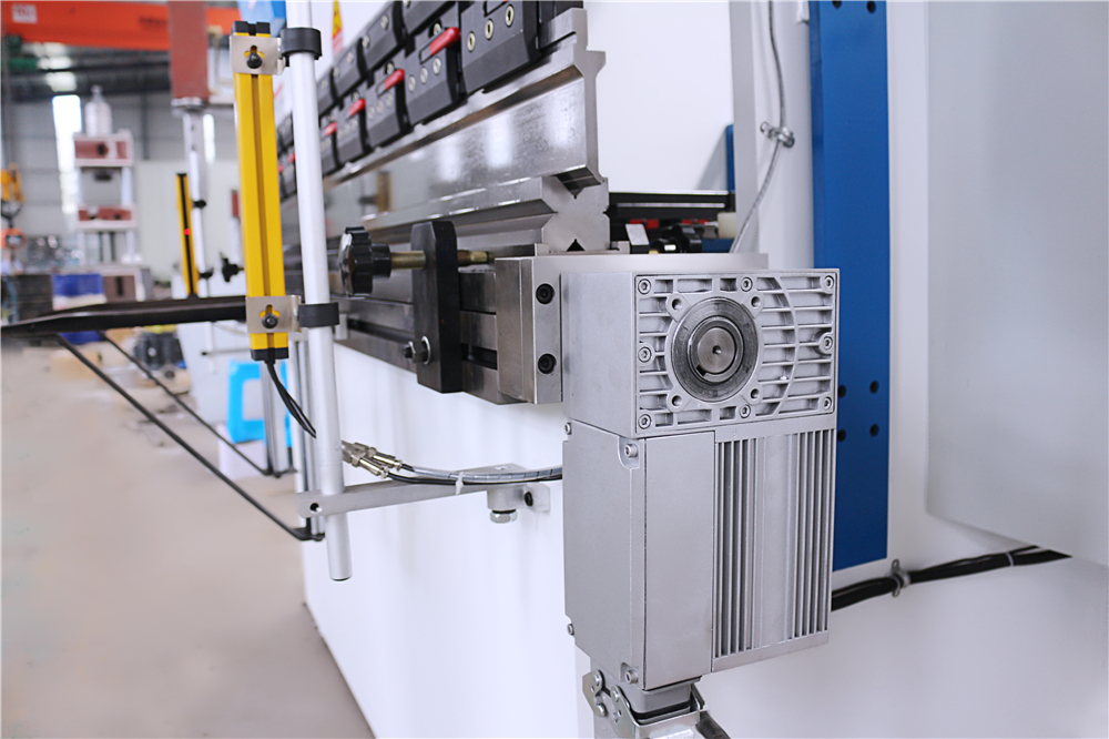 3+1 Axis Cnc Hydraulic Press Brake With Esa System 3+1-osna CNC hidravlična stiskalnica s sistemom Esa