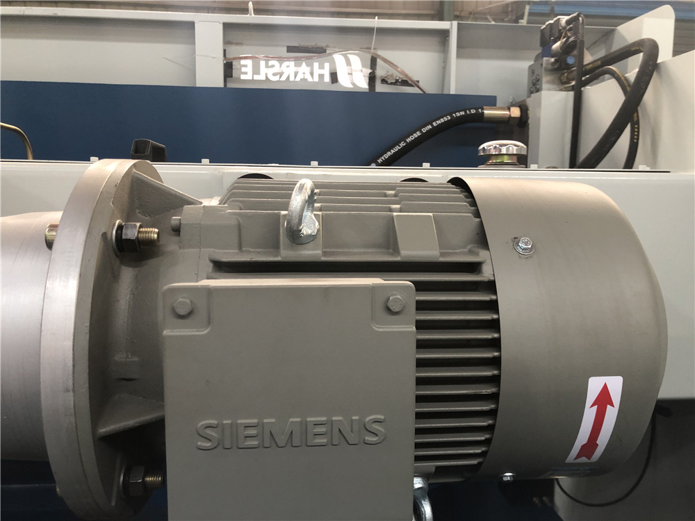 3+1 Axis Cnc Hydraulic Press Brake With Esa System 3+1-osna CNC hidravlična stiskalnica s sistemom Esa