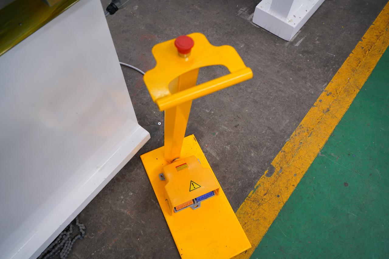 4 Axis Cnc Tandem Press Brake With Delem Da58t 2d Graphical Controller 4-osna CNC tandemska stiskalnica z grafičnim krmilnikom Delem Da58t 2d