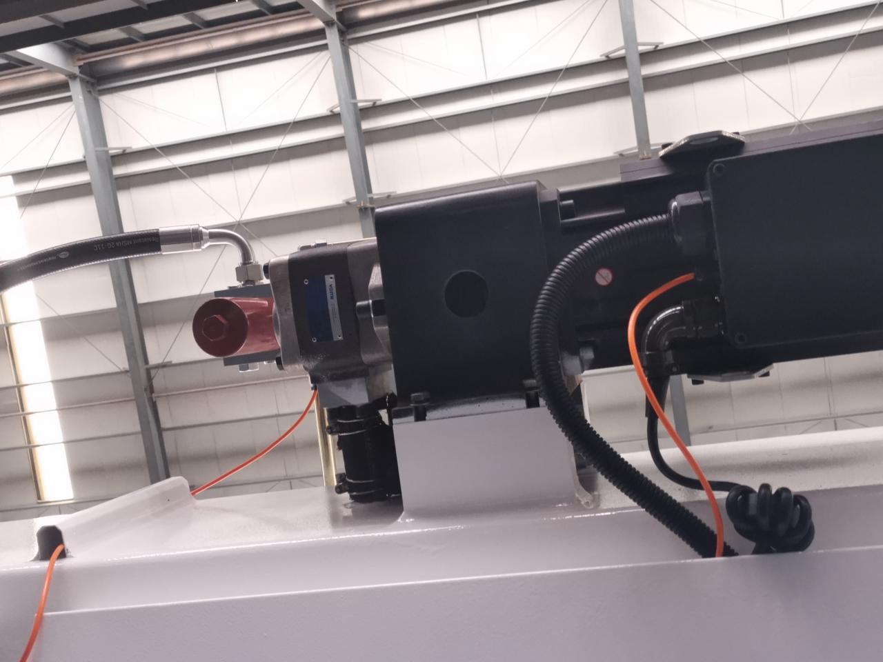 4 Axis Cnc Tandem Press Brake With Delem Da58t 2d Graphical Controller 4-osna CNC tandemska stiskalnica z grafičnim krmilnikom Delem Da58t 2d