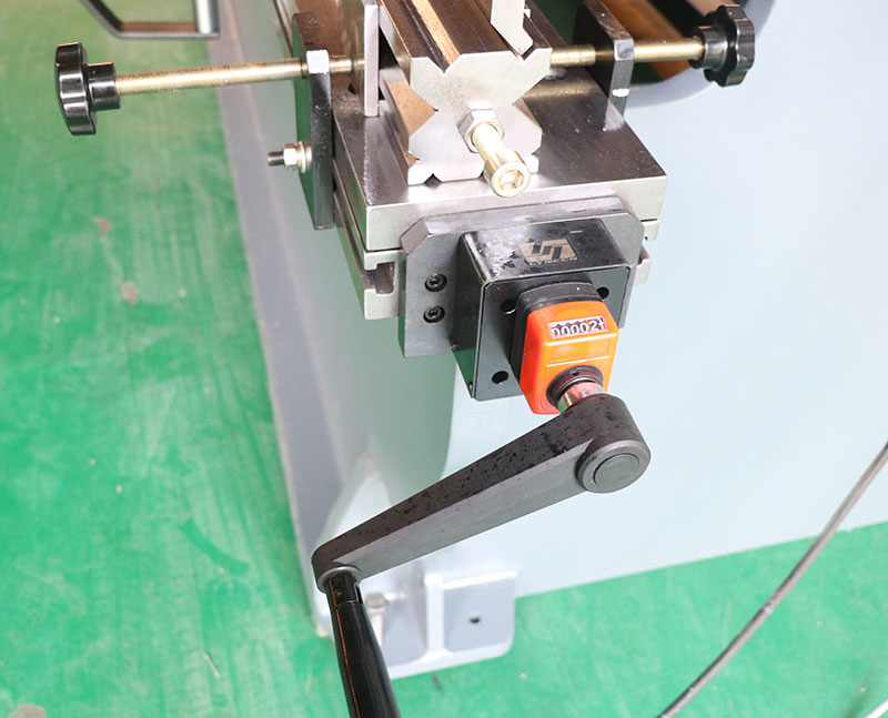 Kovinska stiskalnica Wc-63t3200 Stroj za upogibanje kovinske pločevine Cnc hidravlična stiskalnica