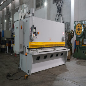Qc11k hidravlični strižni stroj in giljotinski strižni stroj za rezanje pločevine