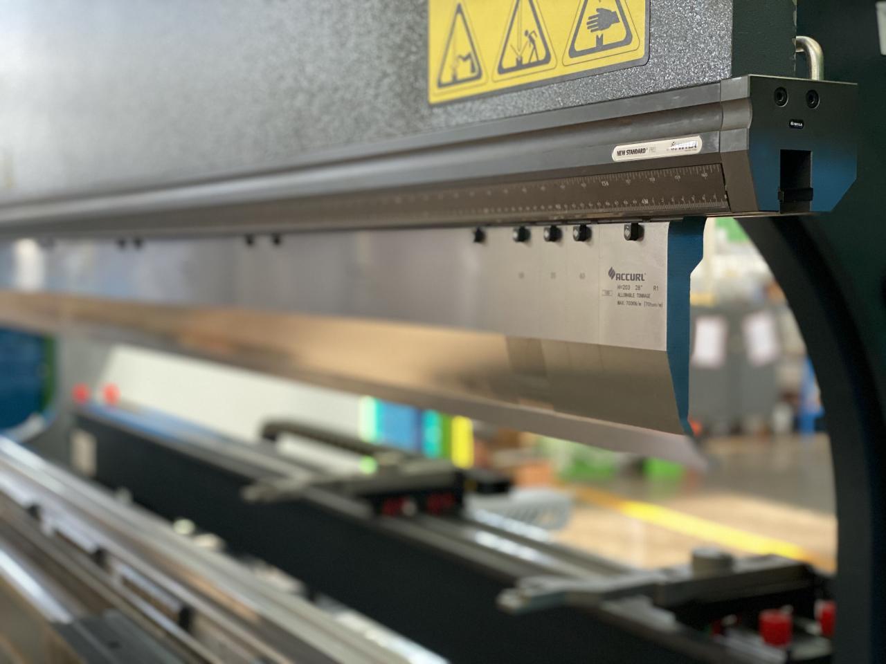 China 220t Cnc Bending Machine 6+1 Axis Hydraulic Press Brake Price Kitajska 220t Cnc upogibni stroj 6+1 osna hidravlična stiskalnica cena