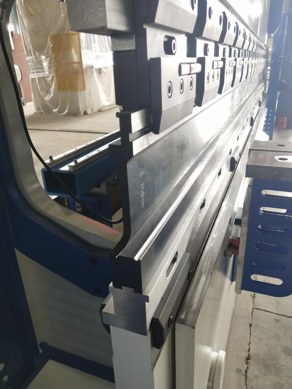 China Metal Hydraulic Press Brake Machine With Reasonable Price Kitajski kovinski hidravlični zavorni stroj z razumno ceno