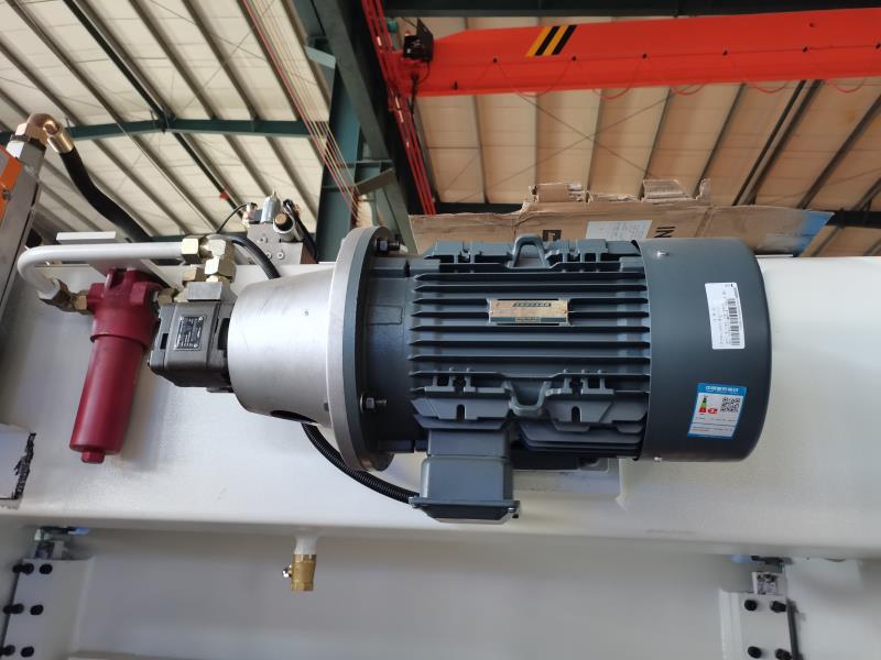 China Metal Hydraulic Press Brake Machine With Reasonable Price Kitajski kovinski hidravlični zavorni stroj z razumno ceno