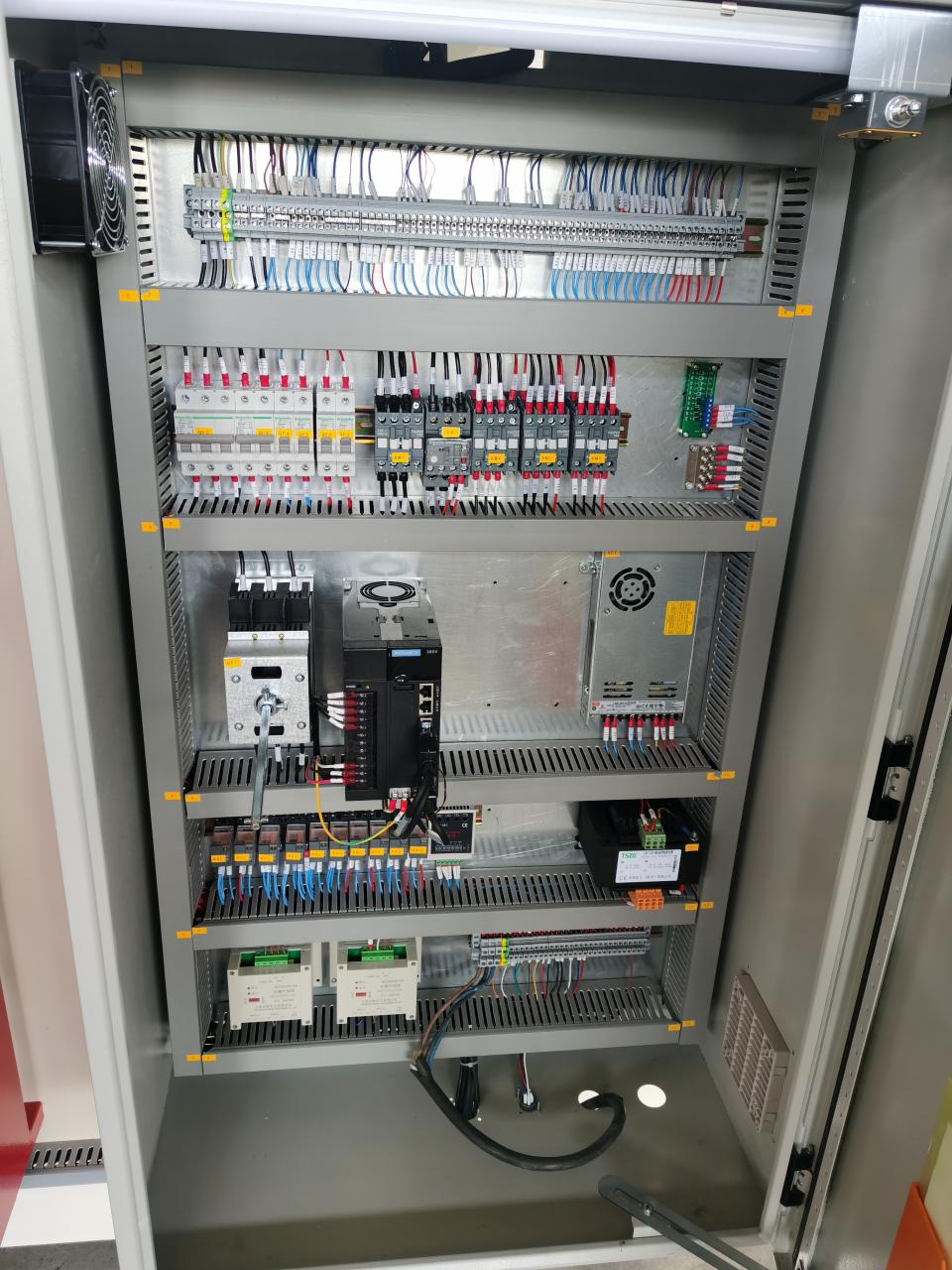 China Metal Hydraulic Press Brake Machine With Reasonable Price Kitajski kovinski hidravlični zavorni stroj z razumno ceno