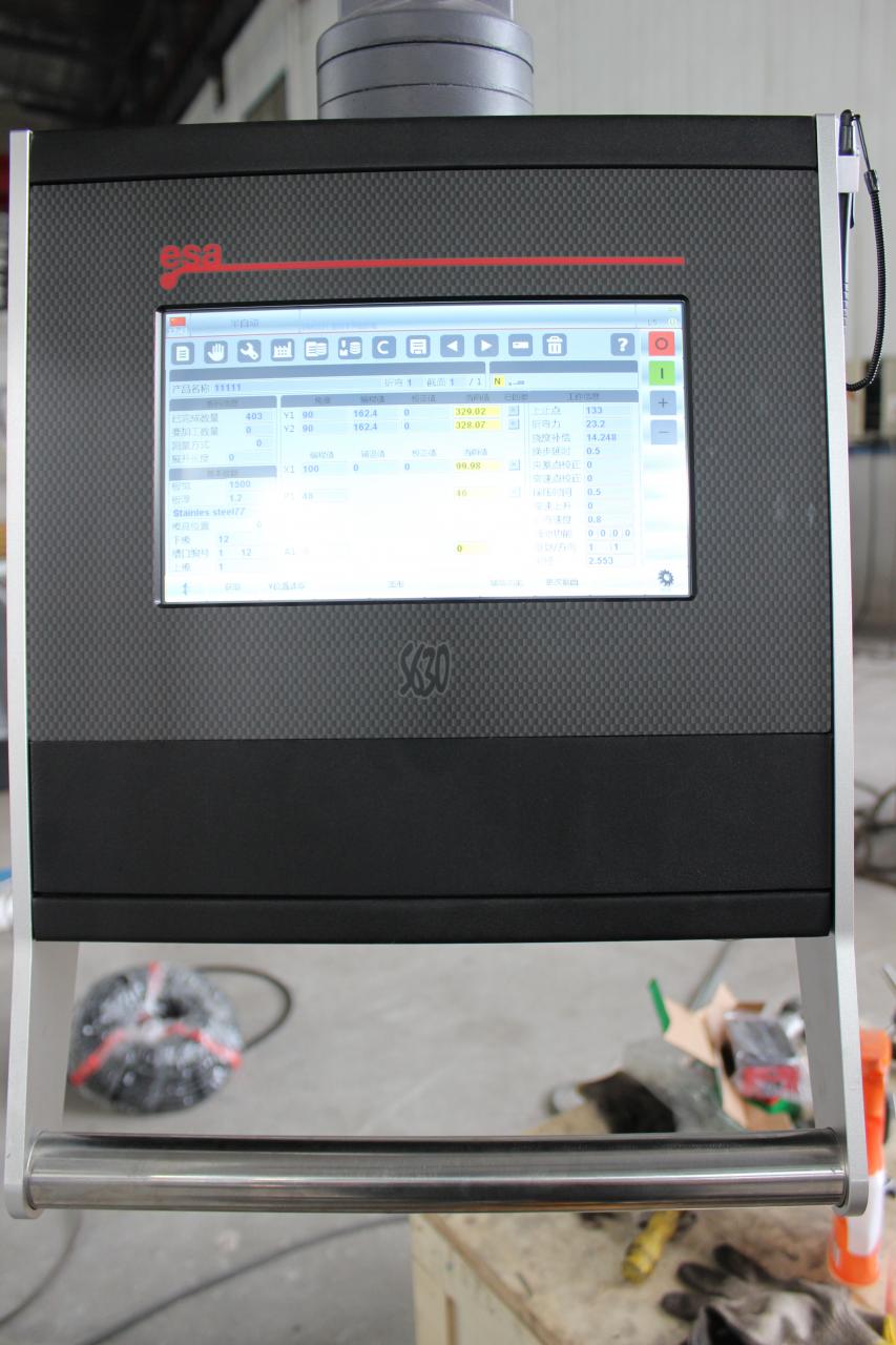 Cnc kovinski stiskalni stroj