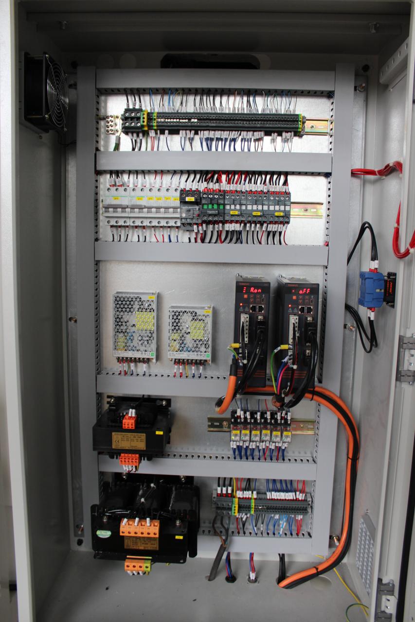 Cnc kovinski stiskalni stroj