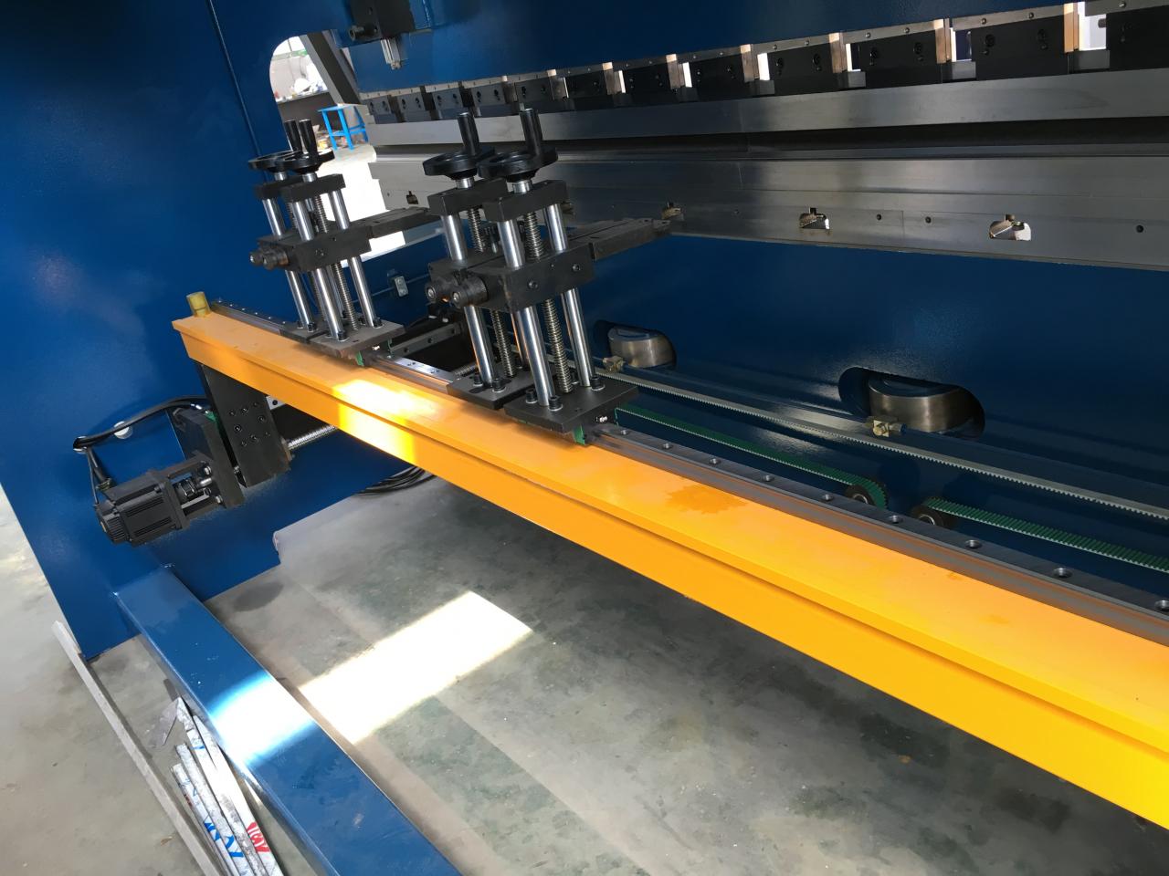 Cnc Servo Press Brake 250t/3.2m 3+1 Axis 3 Meter Sheet Metal Press Brake Cnc servo stiskalnica 250 t/3,2 m 3+1 osna 3-metrska pločevinasta stiskalnica