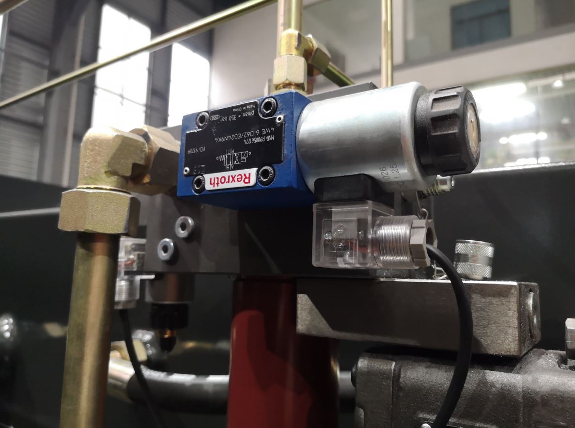 Delem Da66t 125 3+1 4+1 6+1 8+1 Cnc Hydraulic Press Brake For Metal Plate Bending Delem Da66t 125 3+1 4+1 6+1 8+1 Cnc hidravlična stiskalnica za upogibanje kovinskih plošč