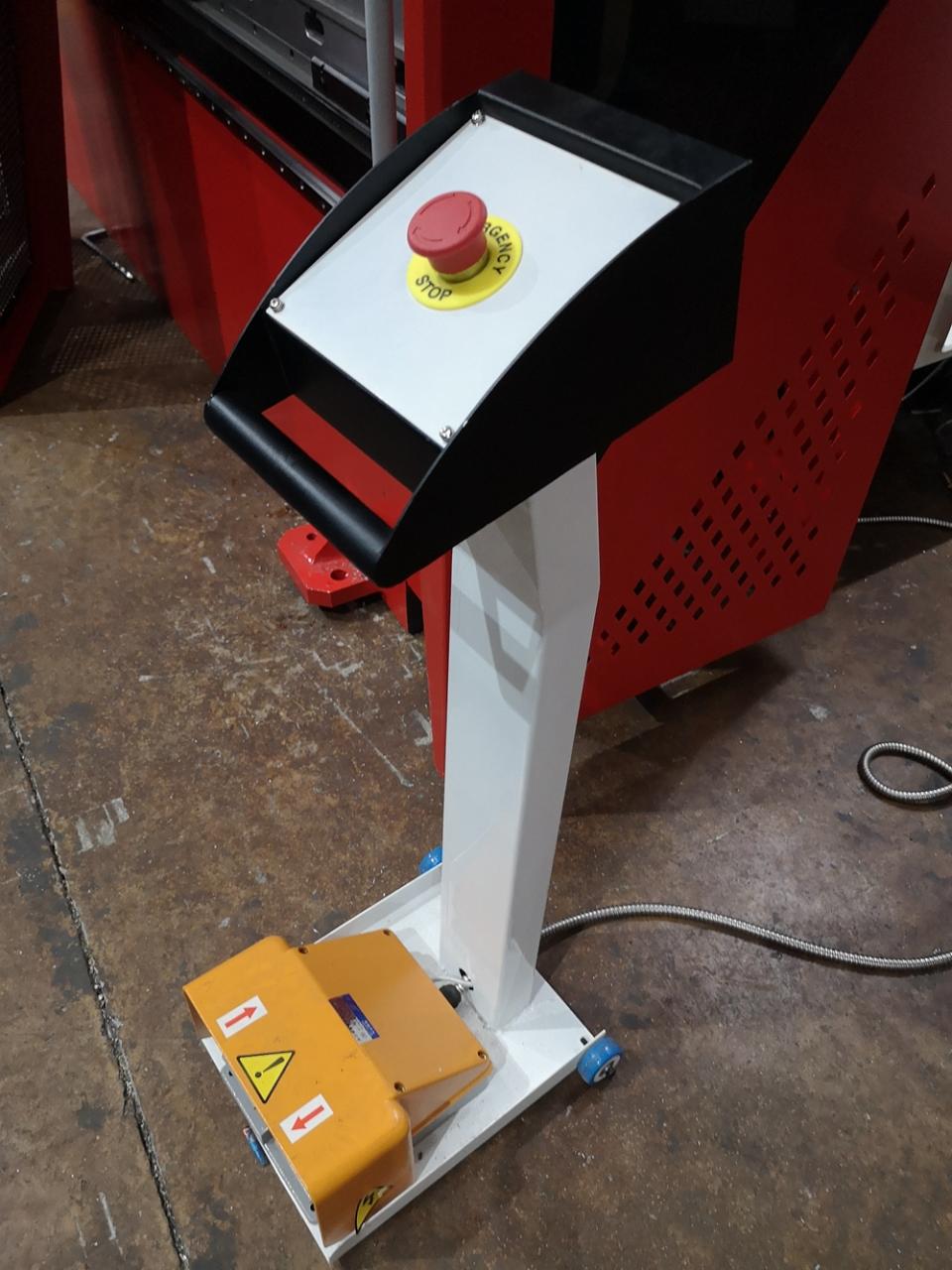 Delem Da66t 125 3+1 4+1 6+1 8+1 Cnc Hydraulic Press Brake For Metal Plate Bending Delem Da66t 125 3+1 4+1 6+1 8+1 Cnc hidravlična stiskalnica za upogibanje kovinskih plošč