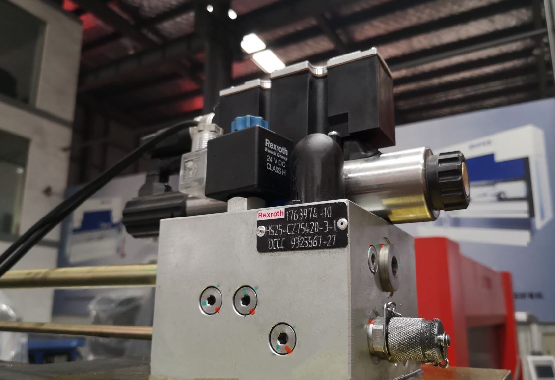 Delem Da66t 125 3+1 4+1 6+1 8+1 Cnc Hydraulic Press Brake For Metal Plate Bending Delem Da66t 125 3+1 4+1 6+1 8+1 Cnc hidravlična stiskalnica za upogibanje kovinskih plošč