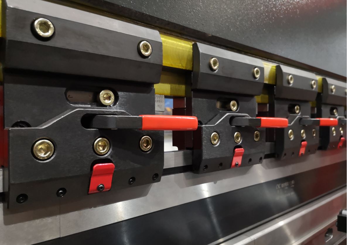 Delem Da66t 125 3+1 4+1 6+1 8+1 Cnc Hydraulic Press Brake For Metal Plate Bending Delem Da66t 125 3+1 4+1 6+1 8+1 Cnc hidravlična stiskalnica za upogibanje kovinskih plošč