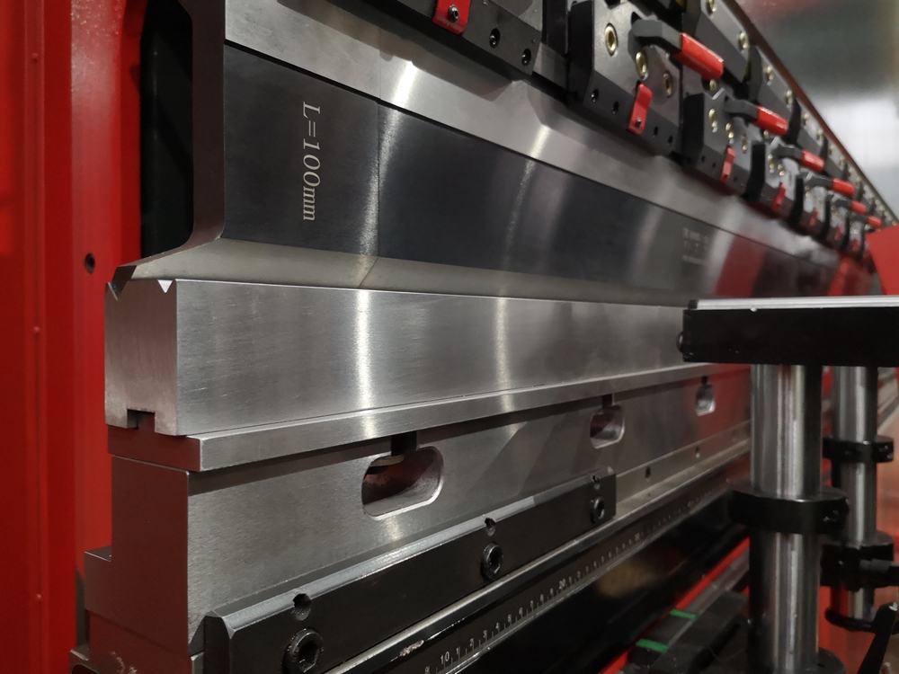 Delem Da66t 125 3+1 4+1 6+1 8+1 Cnc Hydraulic Press Brake For Metal Plate Bending Delem Da66t 125 3+1 4+1 6+1 8+1 Cnc hidravlična stiskalnica za upogibanje kovinskih plošč