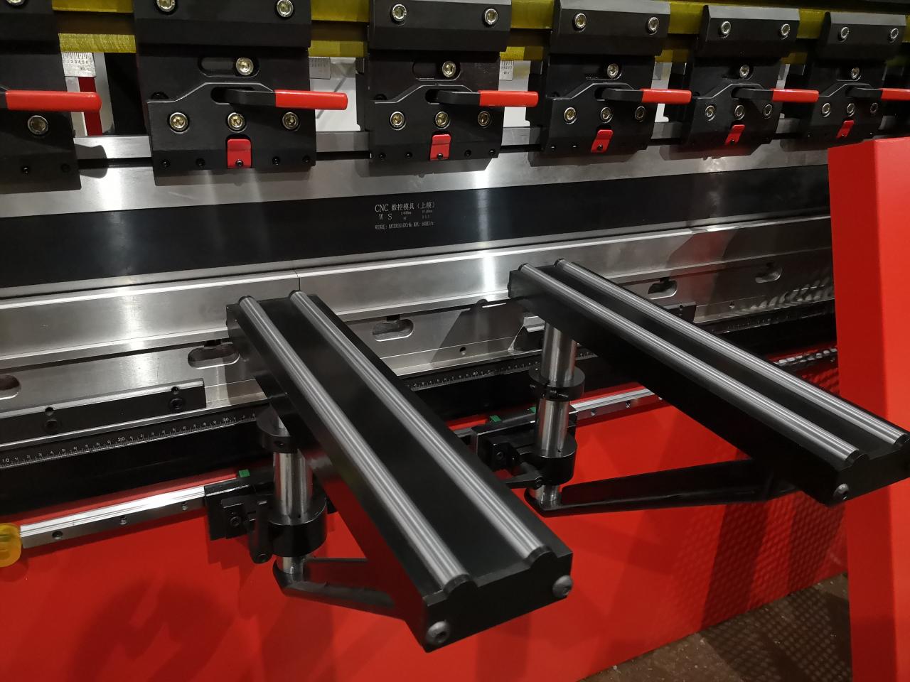 Delem Da66t 125 3+1 4+1 6+1 8+1 Cnc Hydraulic Press Brake For Metal Plate Bending Delem Da66t 125 3+1 4+1 6+1 8+1 Cnc hidravlična stiskalnica za upogibanje kovinskih plošč