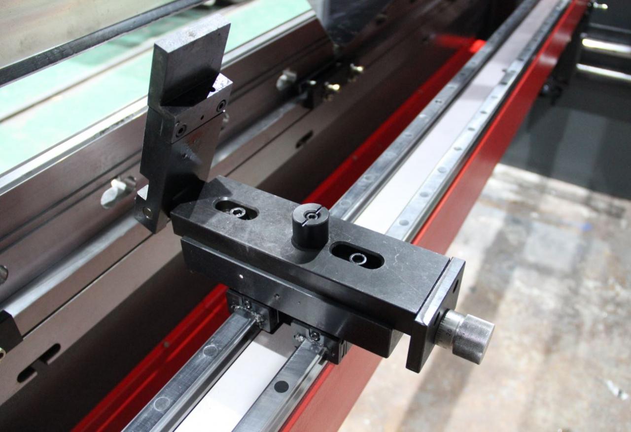 Delem Da66t 125 3+1 4+1 6+1 8+1 Cnc Hydraulic Press Brake For Metal Plate Bending Delem Da66t 125 3+1 4+1 6+1 8+1 Cnc hidravlična stiskalnica za upogibanje kovinskih plošč