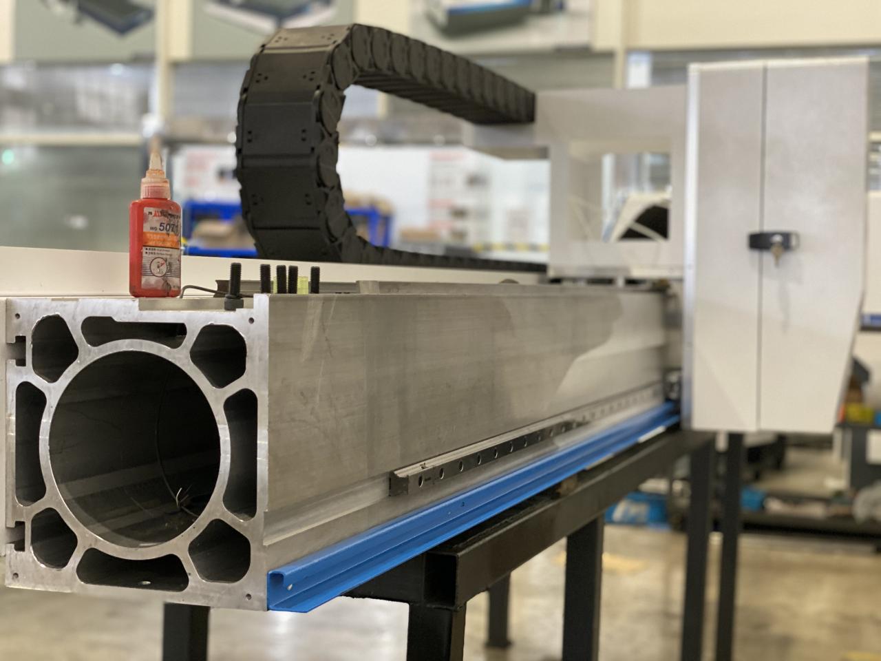 Stroj za lasersko rezanje vlaken Masterline 8kw,4000x2000mm, z laserskim virom Ipg