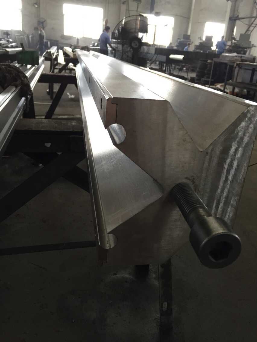 Full Automatic High Power Sheet Bending Machine And Cnc Press Brake Machine Popolnoma zmogljiv upogibni stroj za pločevino in CNC stiskalni stroj