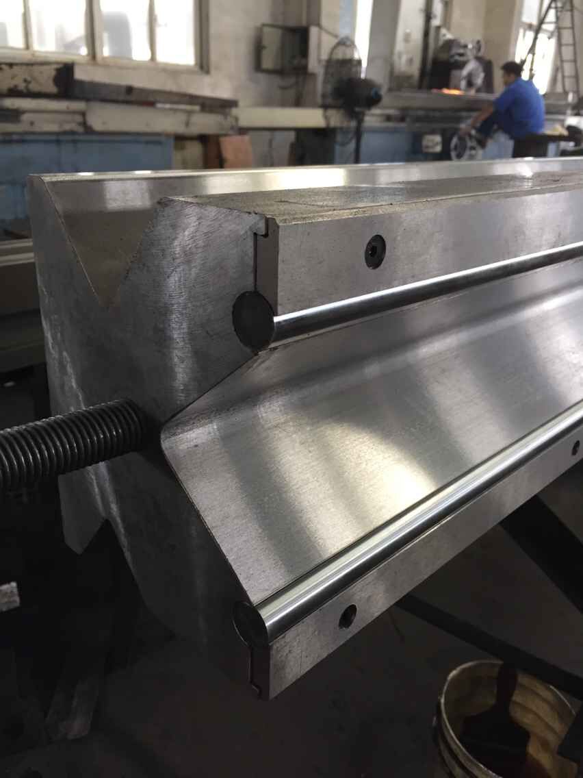 Full Automatic High Power Sheet Bending Machine And Cnc Press Brake Machine Popolnoma zmogljiv upogibni stroj za pločevino in CNC stiskalni stroj