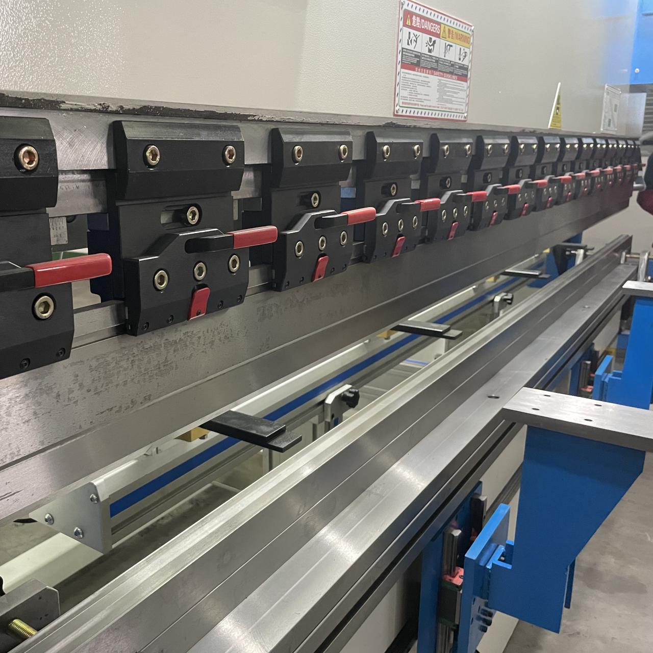 High Quality 3m Press Brake Machine Hydraulic 100 Ton For Sheet Metal Bending Visokokakovosten 3-metrski hidravlični stroj za stiskanje 100 ton za krivljenje pločevine