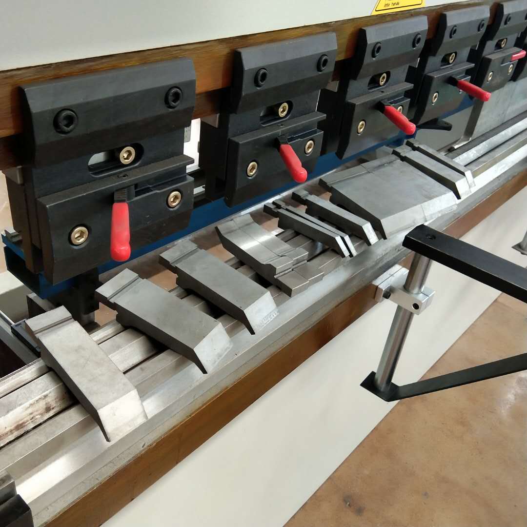 Hidravlična stiskalnica 130t/3200mm 4+1 osi Delem Da53t Cnc stiskalnica