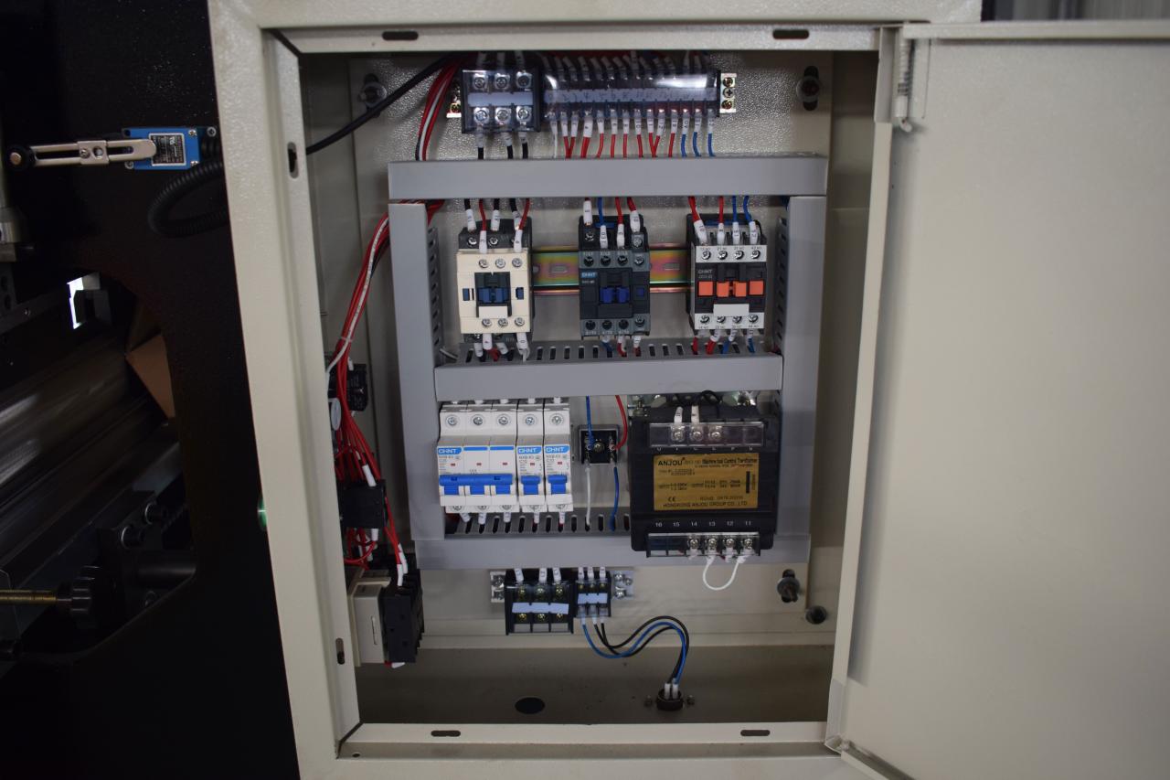 Hidravlični stroj za upogibanje pločevine CNC stiskalnica Wc67y