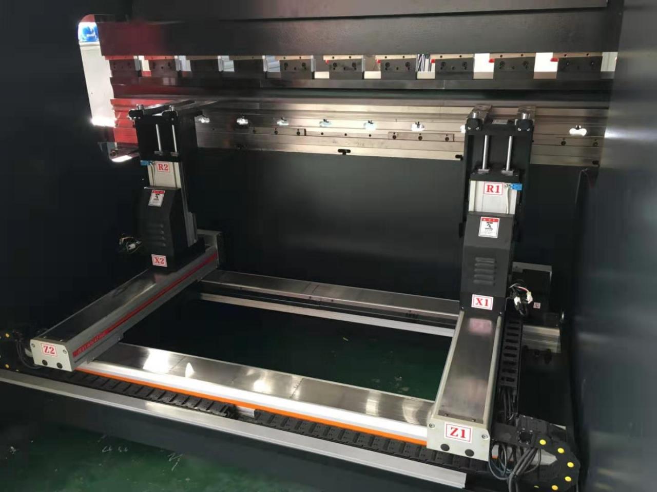 Hydraulic Stainless Steel Wc67y/k-300/6000 Mould Crowning Press Brake Hidravlična stiskalnica iz nerjavečega jekla Wc67y/k-300/6000