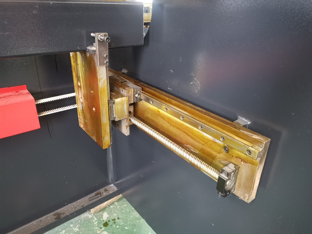 Hydraulic Stainless Steel Wc67y/k-300/6000 Mould Crowning Press Brake Hidravlična stiskalnica iz nerjavečega jekla Wc67y/k-300/6000