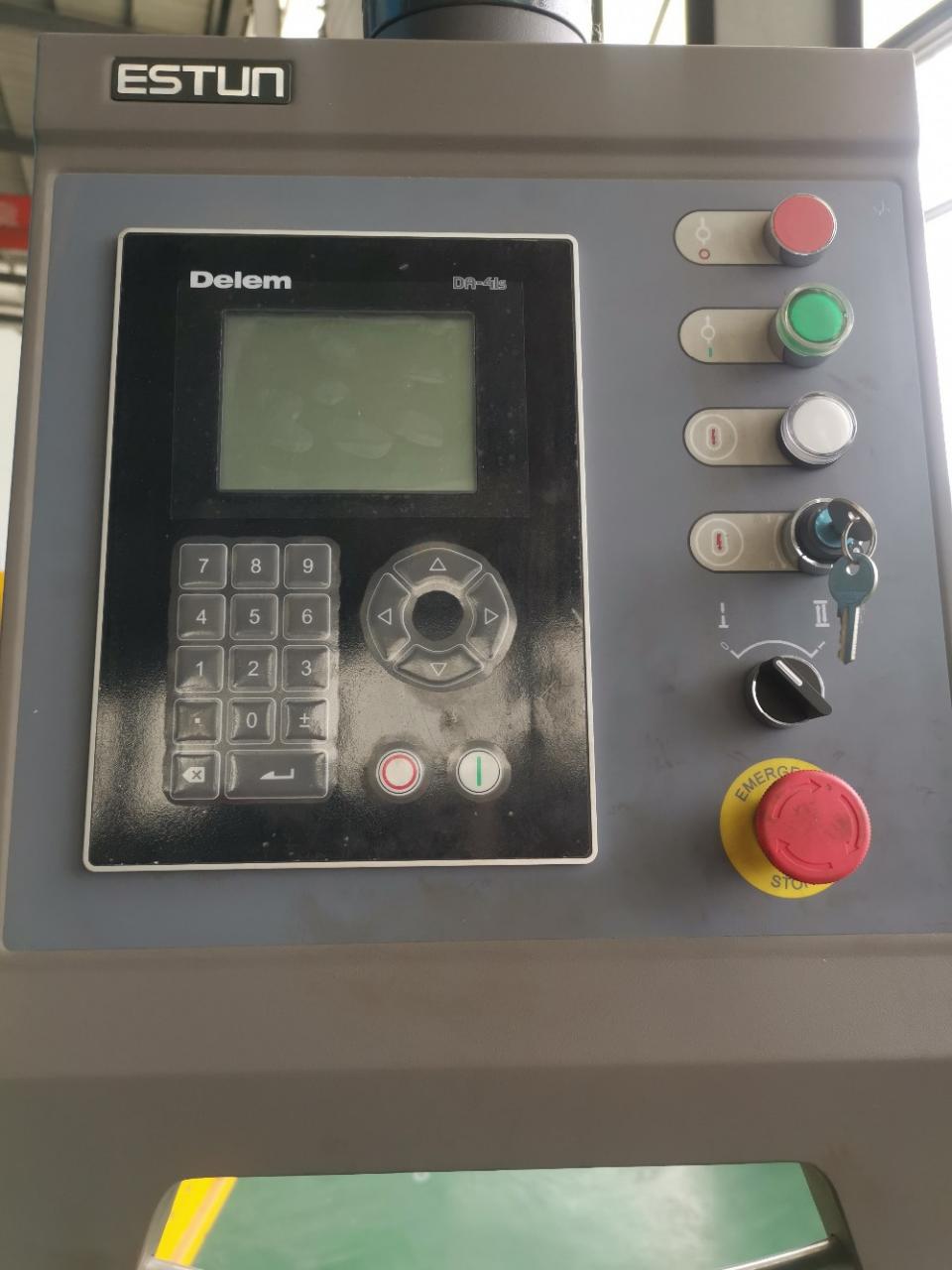 Hydraulic Stainless Steel Wc67y/k-300/6000 Mould Crowning Press Brake Hidravlična stiskalnica iz nerjavečega jekla Wc67y/k-300/6000