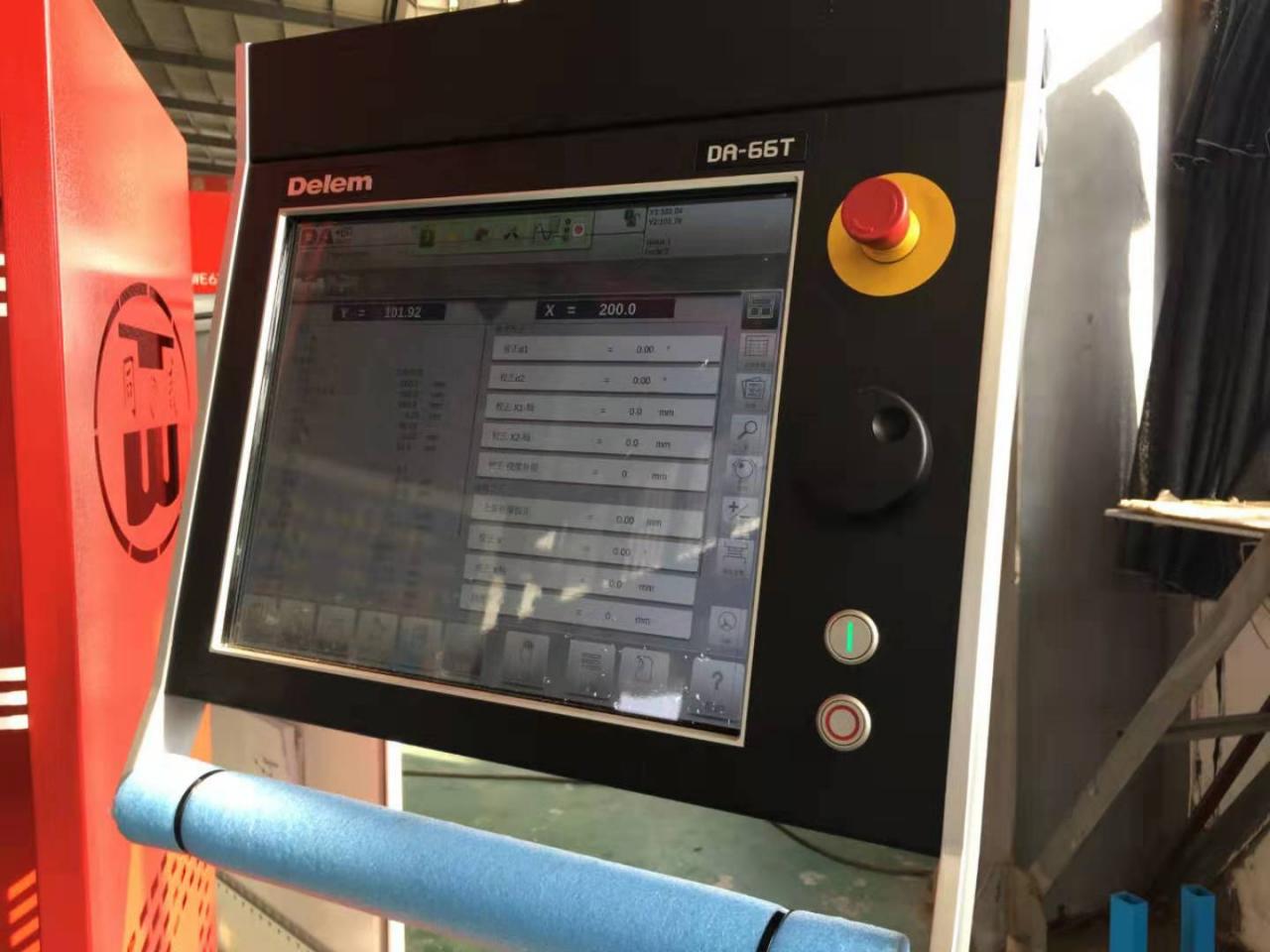 Hydraulic Stainless Steel Wc67y/k-300/6000 Mould Crowning Press Brake Hidravlična stiskalnica iz nerjavečega jekla Wc67y/k-300/6000